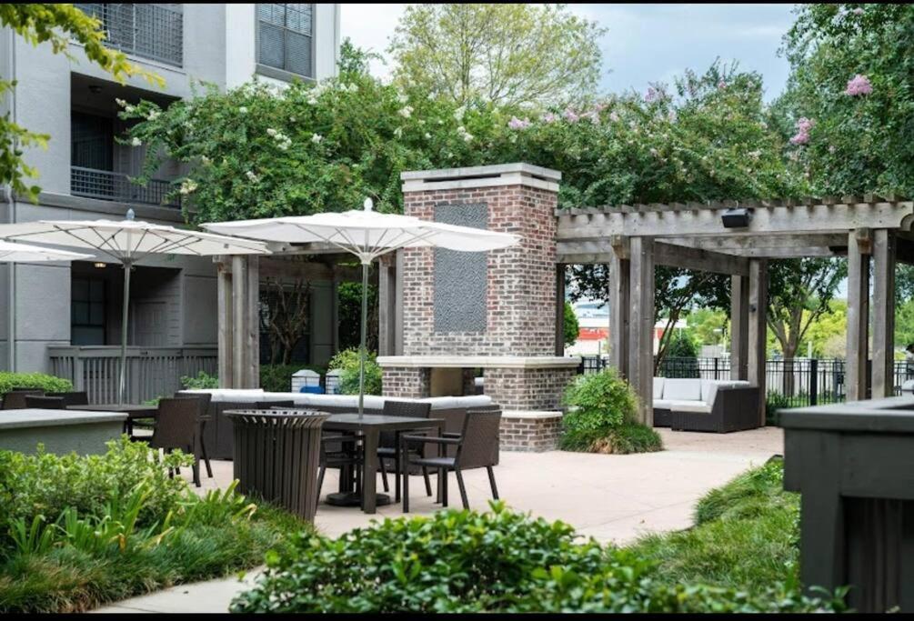 Chic Retreat-Walk To Nrg-Pool Apartment Houston Exterior photo